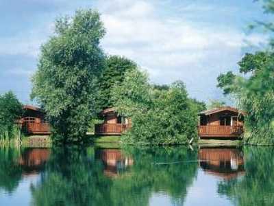 best uk carp fishing holidays - woodlakes park